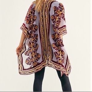 Nightbird Burnout Velvet Kimono - Muse.
One size fits all. Like New